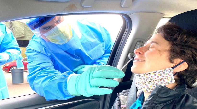  Los test de covid-19 dejan de ser gratuitos a partir de este viernes para las personas sin seguro médico en Estados Unidos, al haberse agotado los fondos que el Gobierno federal ha destinado durante la pandemia a cubrir estos gastos.