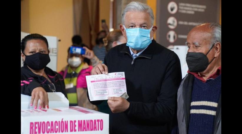 "Me quedo" dice López Obrador tras ganar el referendo del que dependía su continuidad como presidente de México