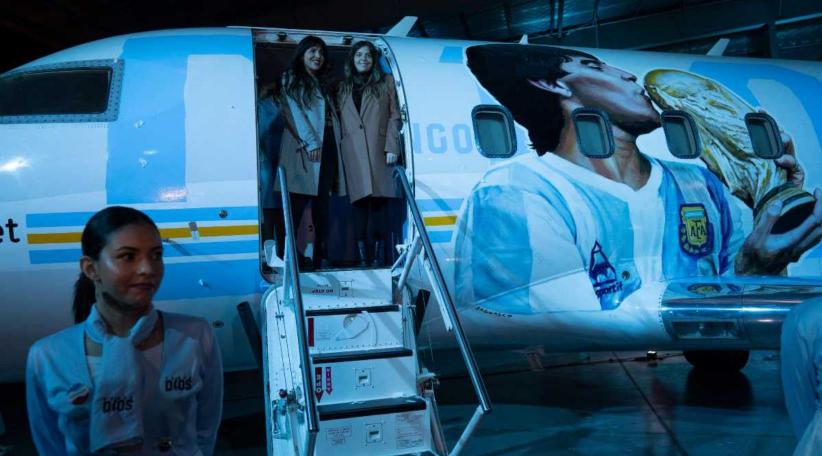 Presentan el "Tango D10S", el avión en homenaje a Maradona 