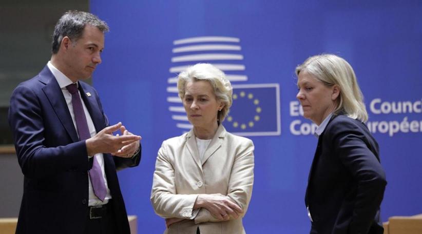 Los líderes de la Unión Europea debaten la forma de mitigar la crisis alimentaria por la guerra en Ucrania, el fortalecimiento de la defensa europea y cómo continuar la desconexión de la energía rusa, tras dar luz verde anoche a una sexta tanda de sanciones a Rusia, incluida la mayoría del petróleo.