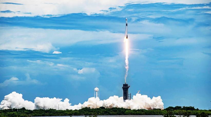 Anuncian el lanzamiento del cohete SpaceX Falcon 9 CRS-25 desde el Kennedy Space Center Visitor Complex, cerca de Orlando