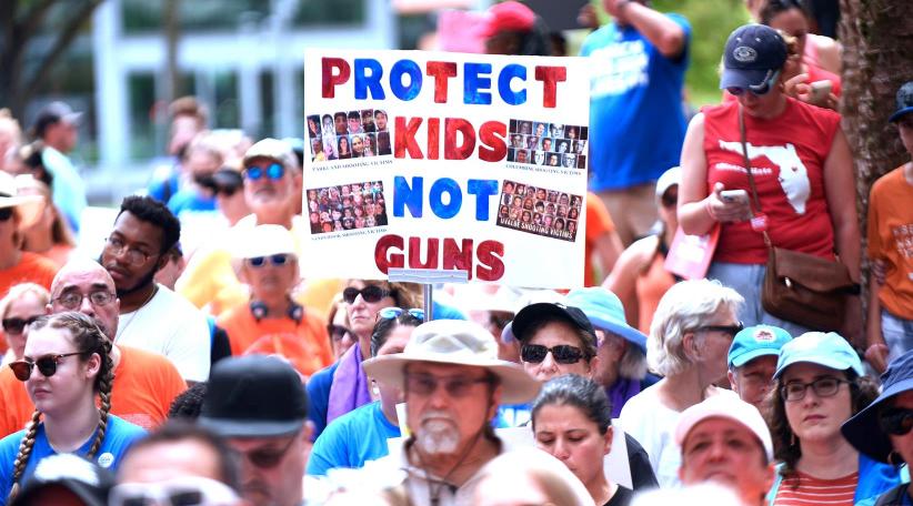 Senadores de EEUU logran acuerdo de mínimos que aumenta el control de armas