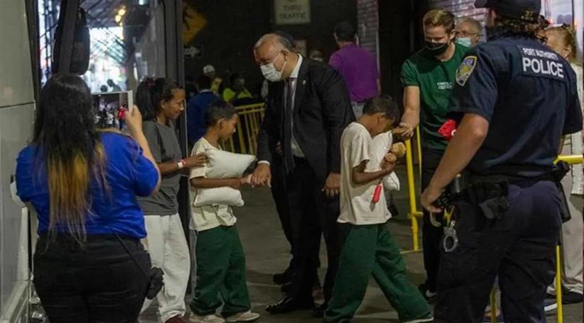 Nueva York acusa al gobernador de Texas de usar a los inmigrantes como arma humana