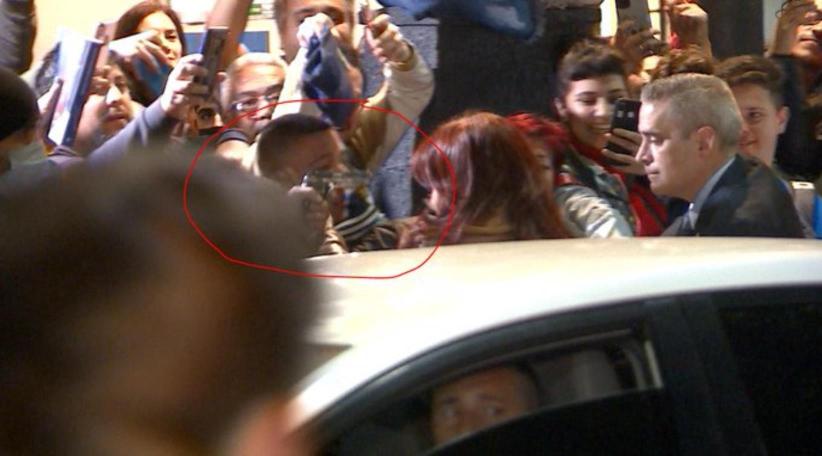 Un hombre armado se acercó a la vicepresidenta Cristina Fernández de Kirchner y le apuntó con una pistola a la cabeza 