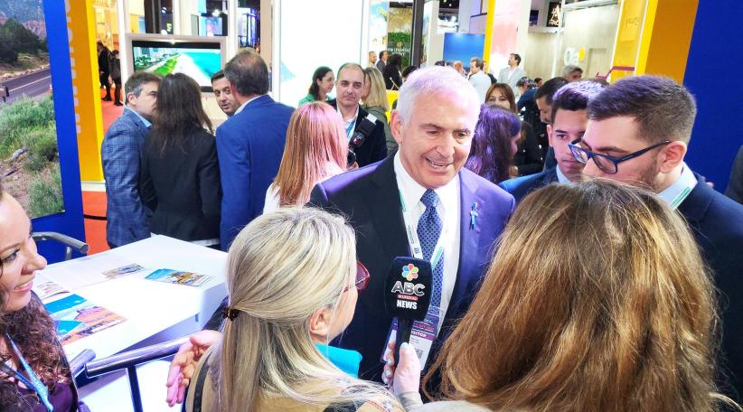 El Embajador de EEUU Marc Stanley recorrió el stand de Visit USA en la FIT 2022