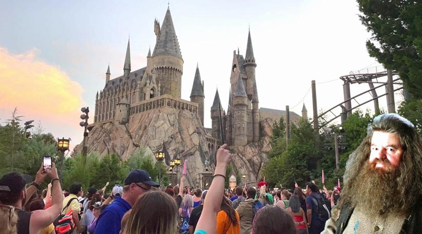 Los fanáticos del Harry Potter levantan sus varitas mágicas en Universal Orlando para honrar al fallecido actor Robbie Coltrane