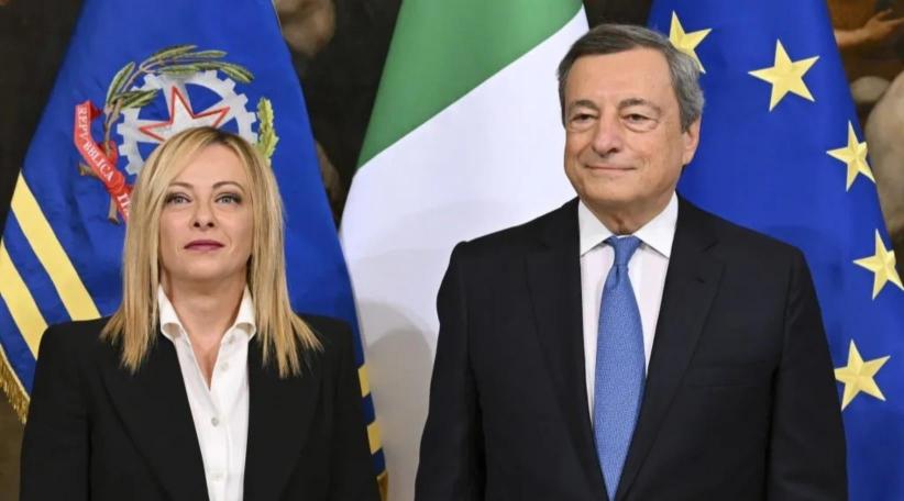  Meloni recibió en manos de Draghi la pequeña campana con la que los primeros ministros marcan el inicio de las reuniones de su Gobierno, un acto que simboliza el traspaso de poderes.