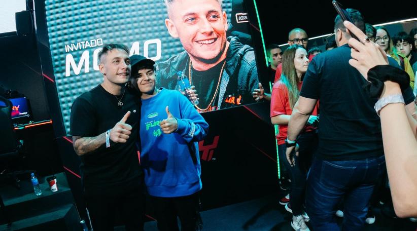 La fiesta del gaming se completó con la presencia de Gerónimo "Momo" Benavides. Momo saludos a sus fans y se saco fotografías.
