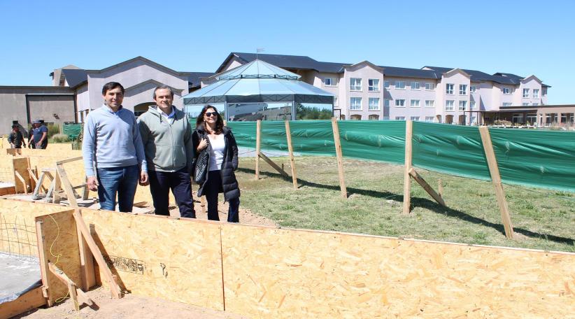 El Intendente de Dolores Camilo Etchevarren, visitó el Parque Termal Dolores, lo hizo acompañado por el Secretario y la Directora de Turismo, Leandro Oldoni y Sara Angelinetti. 