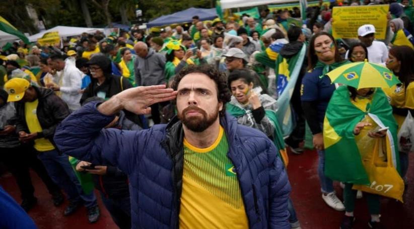 Partidarios de Bolsonaro piden intervención militar de Brasil tras victoria de Lula