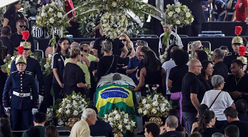 Miles rinden homenaje a Pelé en Brasil