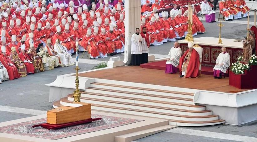 El papa Francisco despidió a Benedicto XVI frente a miles de fieles