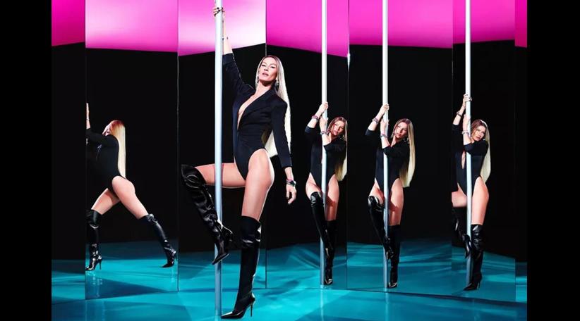 Gisele Bündchen baila en un caño de stripper con tanga y botas de cuero para una campaña del diseñador Arezzo