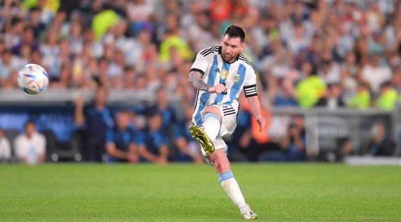Messi llegó al gol 800 en la gran fiesta de los campeones del mundo en Argentina