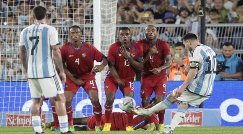 Messi llegó al gol 800 en la gran fiesta de los campeones del mundo en Argentina
