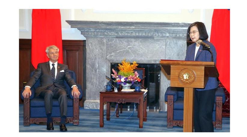 La presidenta Tsai elogió los intercambios parlamentarios Taiwán-Francia al al recibir a la delegación, encabezada por el vicepresidente del Senado francés, Alain Richard, en la Oficina Presidencial.