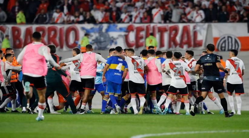 Agónico triunfo de River que le ganó 1-0 a Boca con un penal polémico y un gran escándalo entre los jugadores