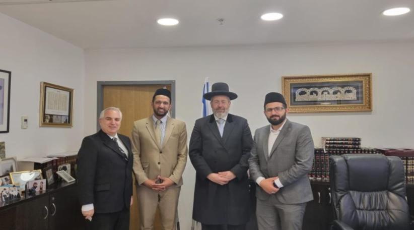 El director de Radio Jai, Miguel Steuermann, junto al Imam Marwán Gill, fundadores de la Confraternidad Judeo-Musulmana y el Imam Imad Ud Din, de la mezquita Kababhir de Haifa se reunieron con el Gran Rabino de Israel, David Baruch Lau 