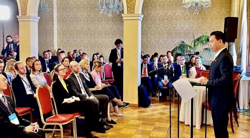 Si otros países quieren la ayuda de Taiwán con los semiconductores, también deberían considerar el panorama más amplio de sus relaciones con Taiwán, dijo a la prensa el Ministro de Relaciones Exteriores de Taiwán, Joseph Wu.