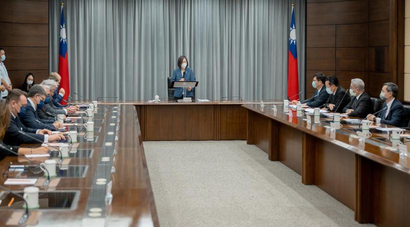 La presidenta Tsai Ing-wen promocionó la necesidad de un acuerdo de inversión bilateral (BIA) entre Taiwán y la Unión Europea durante una reunión con miembros de una delegación del Parlamento Europeo en Taipei.