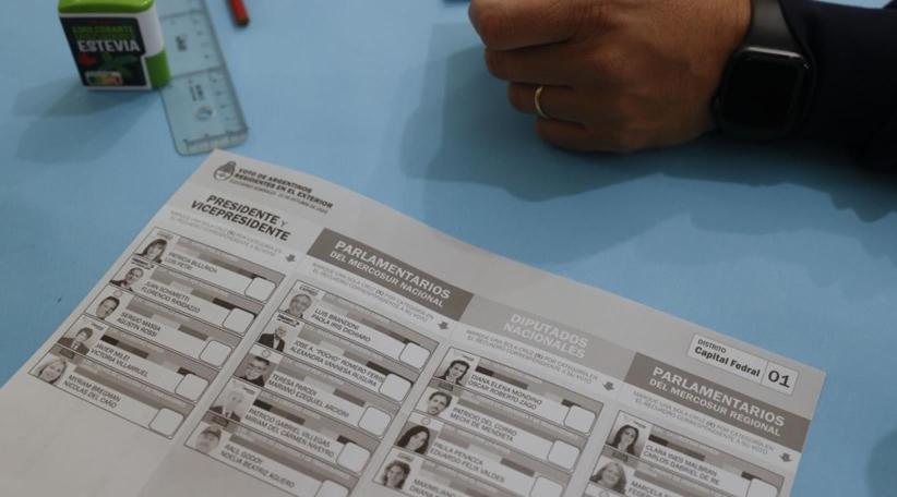Argentinos residentes en España ejercen su derecho al voto en elecciones presidenciales en su país de origen