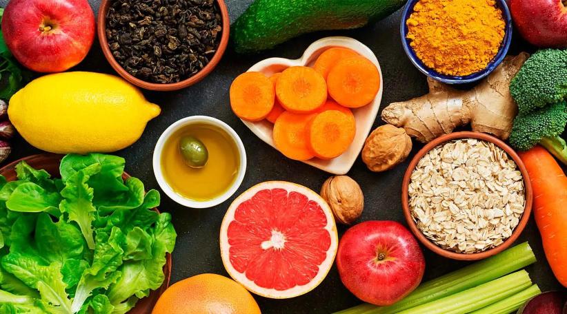 Los 10 alimentos esenciales para desintoxicar tu cuerpo de los excesos de las cenas de fin de año