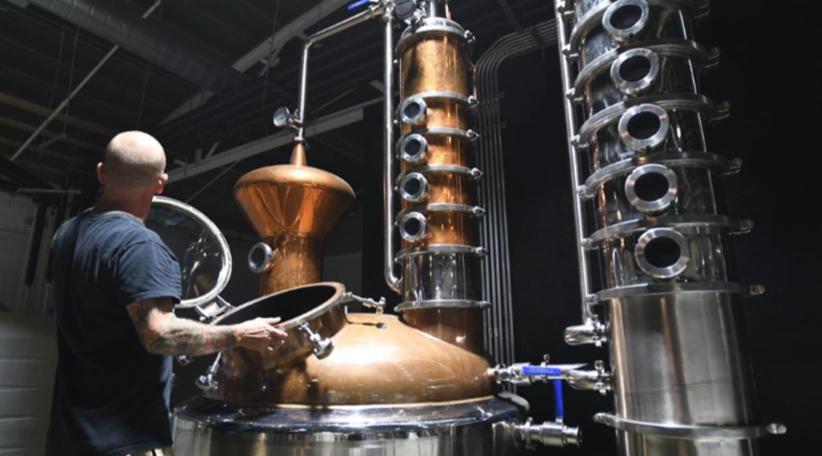 Sistrunk Marketplace ofrece una fascinante inmersión en el mundo de la destilación de vodka y ron en colaboración con Shady Distillery.