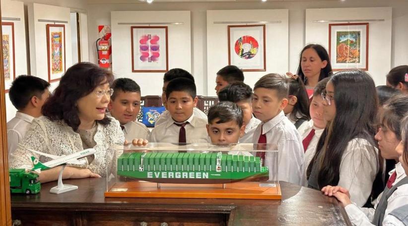 La Embajadora Florencia Miao-hung Hsie cautivó a los jóvenes estudiantes con relatos sobre la cultura, historia y tradiciones de Taiwán. 