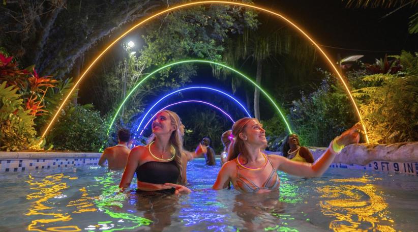 Aquatica Orlando inaugura AquaGlow Una animada fiesta nocturna con atracciones acuáticas y luces de colores
