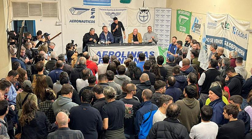 La medida de fuerza de este viernes, encabezada por la Asociación de Pilotos de Líneas Aéreas y la Asociación Argentina de Aeronavegantes, se extenderá hasta las 12 del sábado