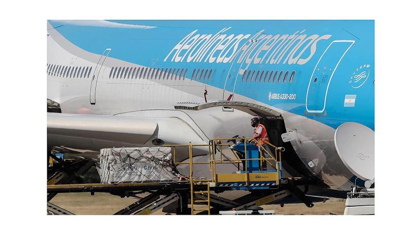 Milei sobre Aerolíneas Argentinas: “Si no se privatiza, se cierra” y también desreguló el servicio de rampas