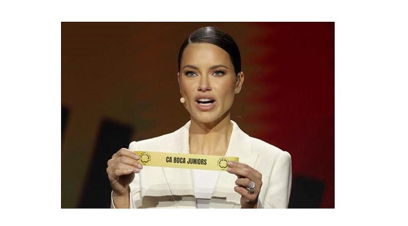La supermodelo brasileña Adriana Lima develó la bolilla en la que se encontraba Boca Juniors, que integrará el Grupo C