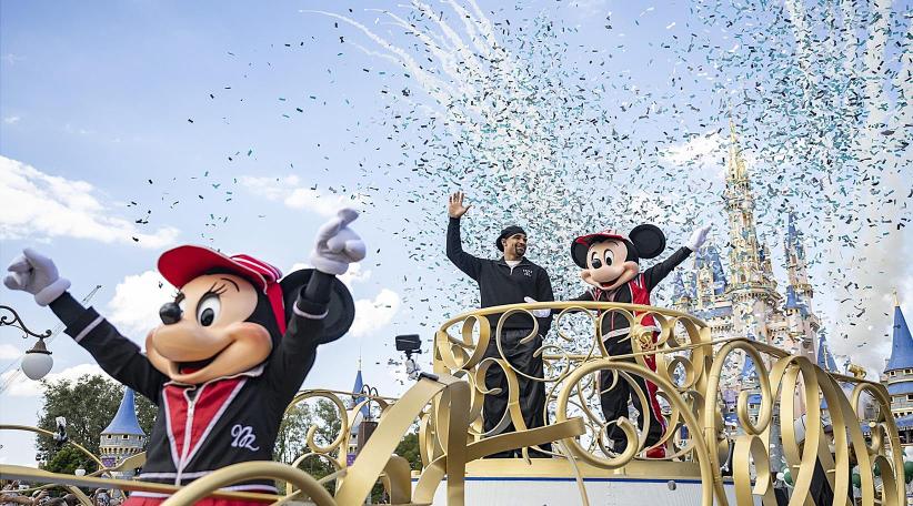 Jalen Hurts, el jugador más valioso del Super Bowl, celebra en Walt Disney World Resort