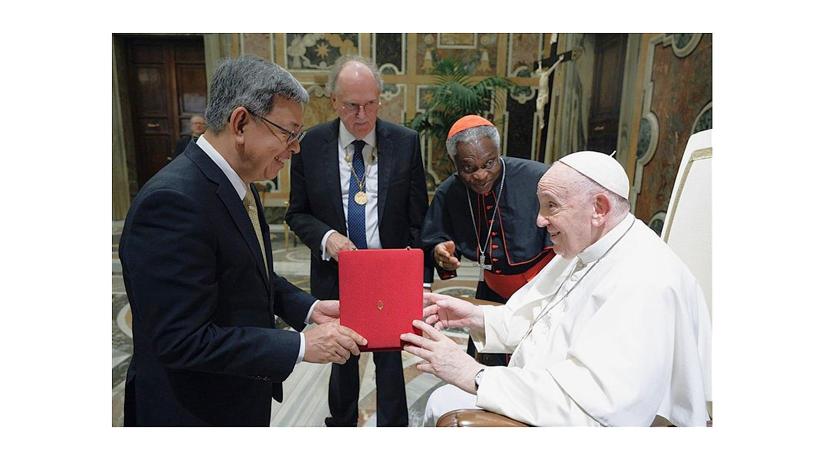 El exvicepresidente Chen Chien-jen (izquierda) y el papa Francisco (derecha). Foto de archivo cortesía de la Embajada de la República de China (Taiwán) ante la Santa Sede, 11 de septiembre de 2022.