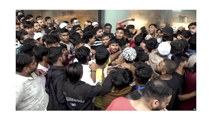 Fiebre del iPhone 17 en India largas filas y caos en las tiendas Apple