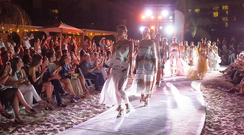 Aruba Fashion Week 2025: Moda, lujo y sostenibilidad se unen en la playa más icónica del Caribe.
