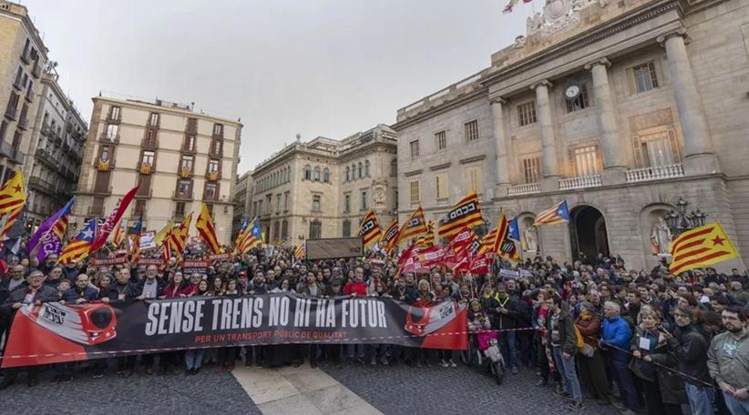 Miles de personas marcharon en Barcelona para exigir un servicio digno de Rodalies.