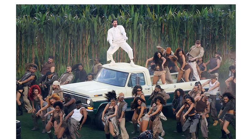 Bad Bunny hace historia con un espectáculo de medio tiempo del Super Bowl impregnado de cultura puertorriqueña.