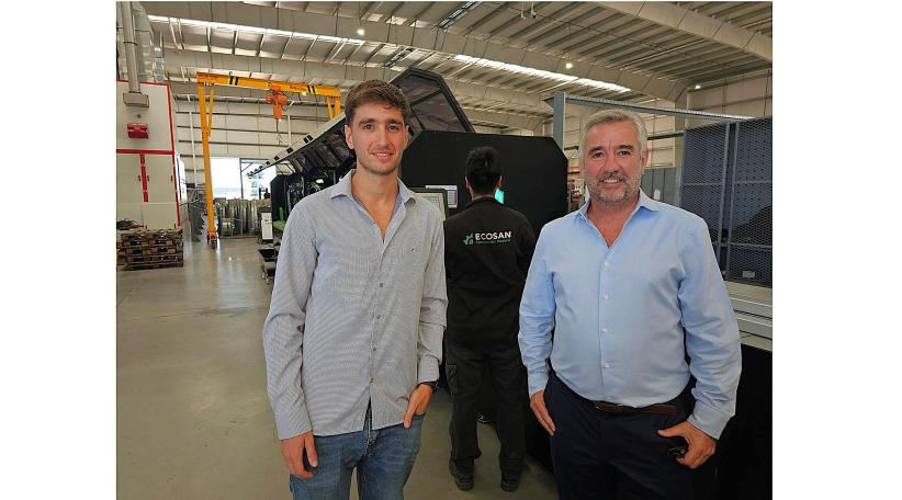 Juan Pablo Rudoni, presidente de EcoSan y de la Cámara Argentina de Construcción Modular e Industrializada (CACMI), junto a su hijo Juan Pedro Rudoni, directivo de la compañía, durante la recorrida por la planta industrial en la zona norte del conurbano bonaerense.
