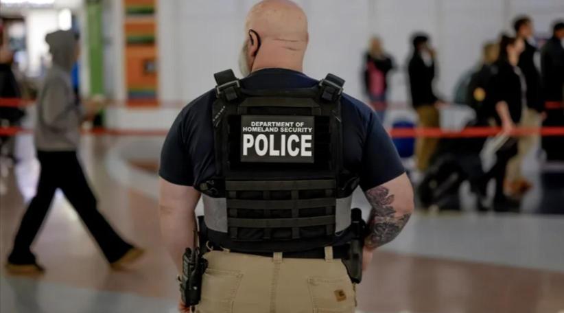 Trump advierte que podría enviar agentes de ICE a los aeropuertos.