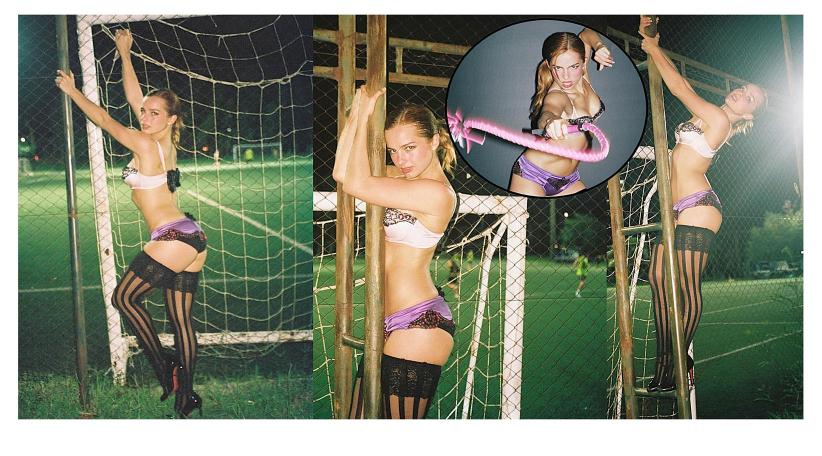 Addison Rae hace una audaz producción de fotos en una cancha de fútbol de Sudamérica.