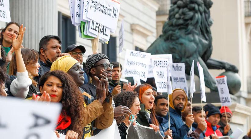 España aprobó una regularización masiva de inmigrantes indocumentados.