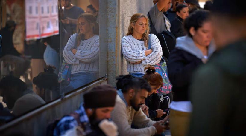 Comenzó la regularización masiva de inmigrantes en España con largas filas y muchas dudas.