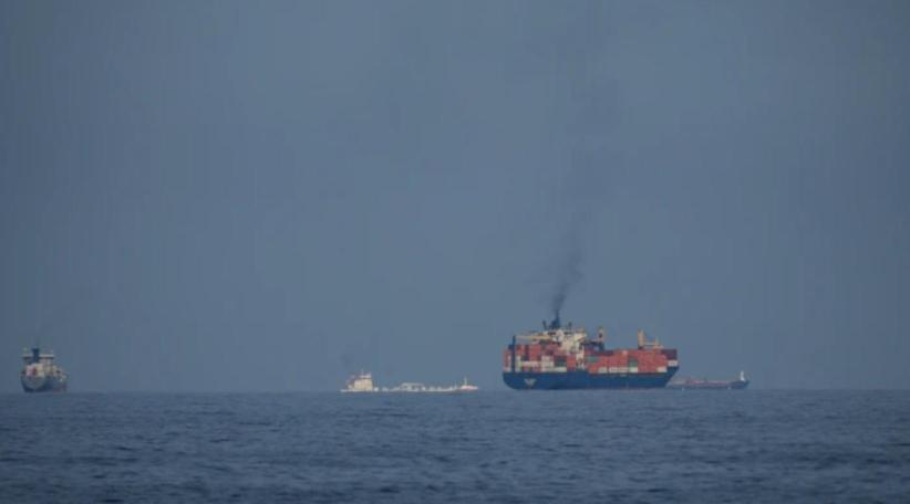 Trump ordena disparar a las pequeñas embarcaciones iraníes que bloquean el estrecho de Ormuz.