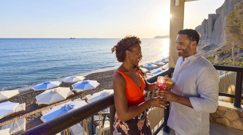 Royal Caribbean inaugura el Royal Beach Club Santorini y expande su propuesta en Europa.