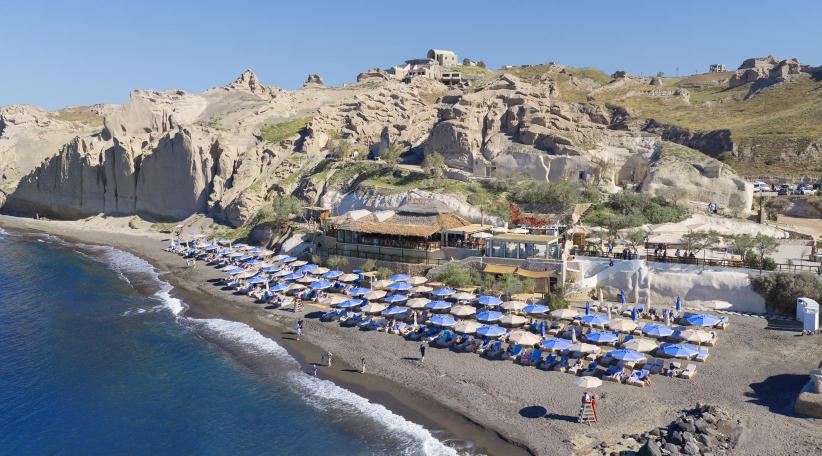 Royal Caribbean inaugura el Royal Beach Club Santorini y expande su propuesta en Europa.