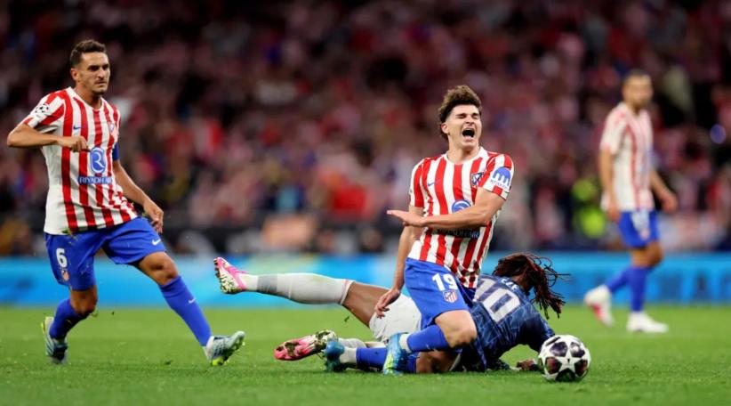 Atlético de Madrid empató ante Arsenal en Champions: gol de Julián Álvarez y preocupación por un golpe.
