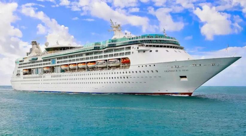 Grandeur of the Seas opera en el Caribe en mayo 2026 con rutas desde Colombia y Panamá.