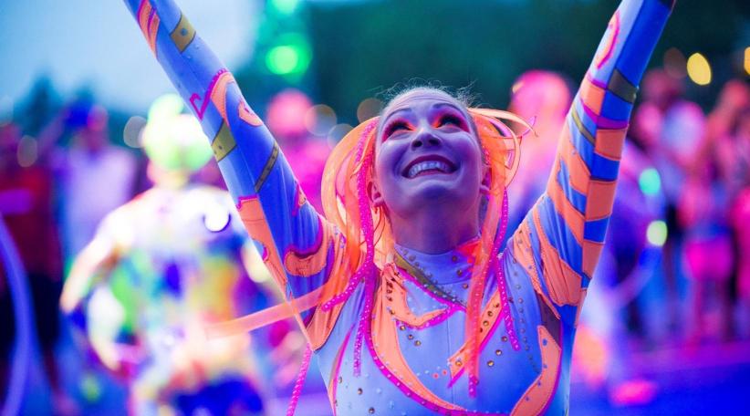 SeaWorld Orlando presenta un verano electrizante con nuevas experiencias nocturnas, espectáculos inmersivos y tecnología de última generación.