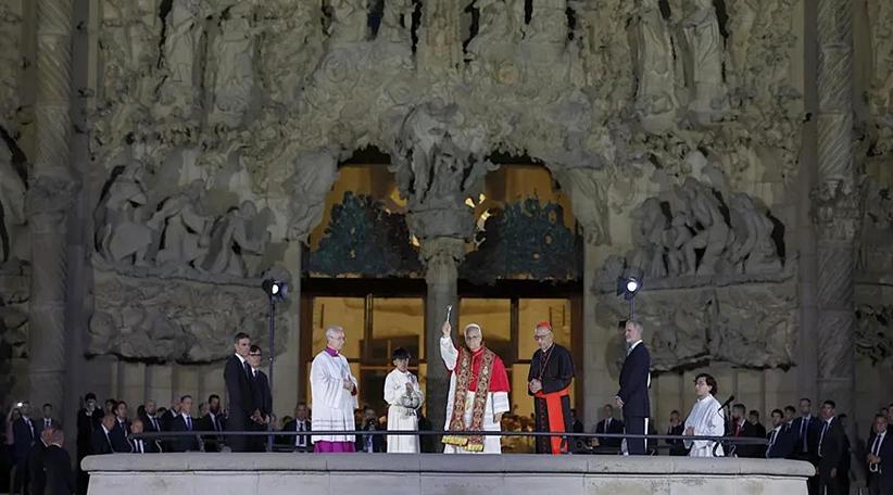 León XIV bendice la Torre de Jesús de la Sagrada Familia y llama a la paz durante su histórica visita a Barcelona.